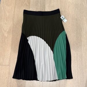 NWT Alfani Black, Green, and White A-Line Midi pleated Skirt size L